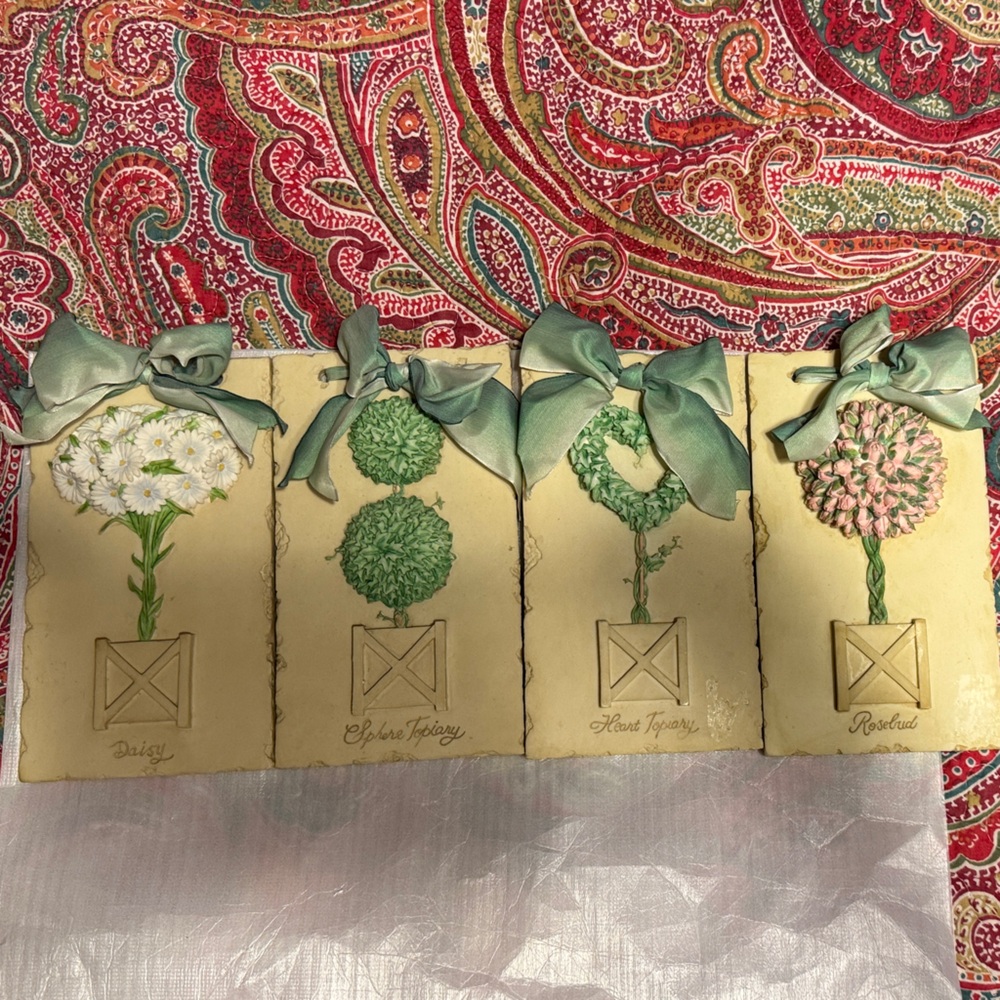 Mud Pie Floral Plaques with Green Bows